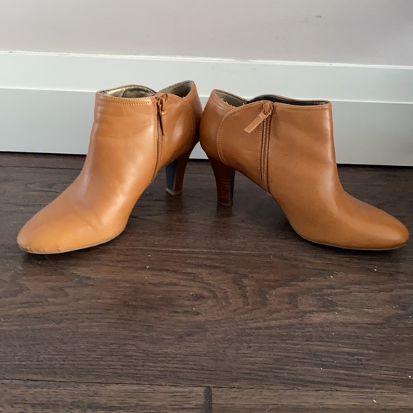 SOLD 😍😍Tan booties from Banana Republic size 9 - Picture 4 of 11